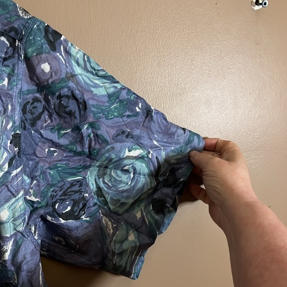 100% silk Hawaiian vacation style shirt. B6 - Picture 4 of 6